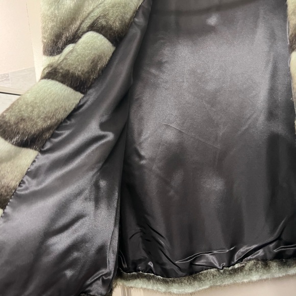 Calvin Klein ladies Faux Fur Stripe Jacket, Grey ombré size L Never worn v - Picture 6 of 9